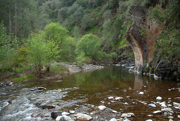 Foto der alten Brücke am Río Almarchal, Andalusien