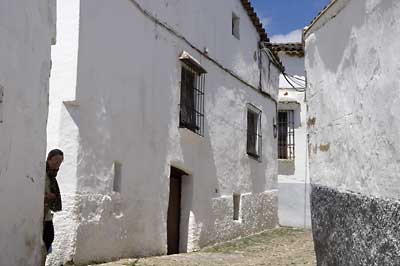 Foto einer Gasse in Linares de la Sierra, Sierra de Aracena, Andalusien