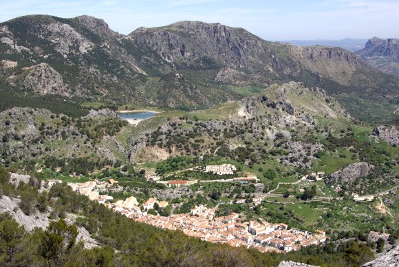 Foto: Blick auf Grazalema von der Cueva de las dos Puertas